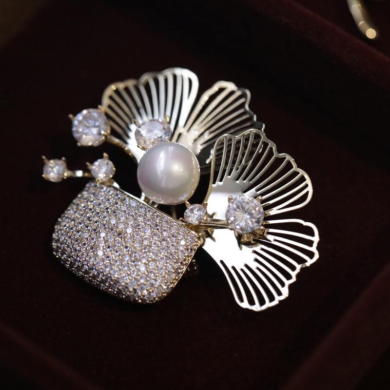 Ginkgo Leaf Pearl Brooch - Elegant Light Luxury Suit Accessory