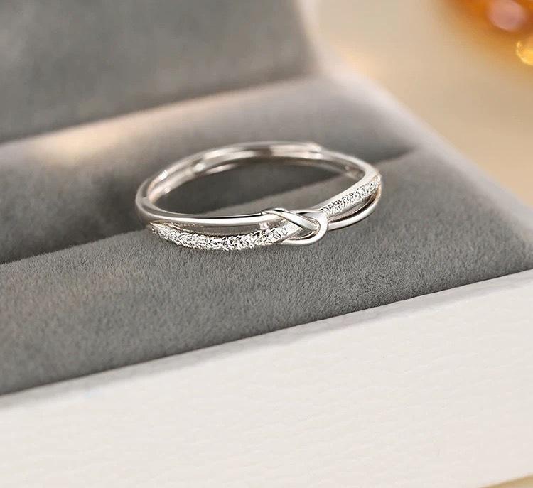 Adjustable Starry Hollow Women s Luxury Ring: Elegant Design for Fashionable Friends