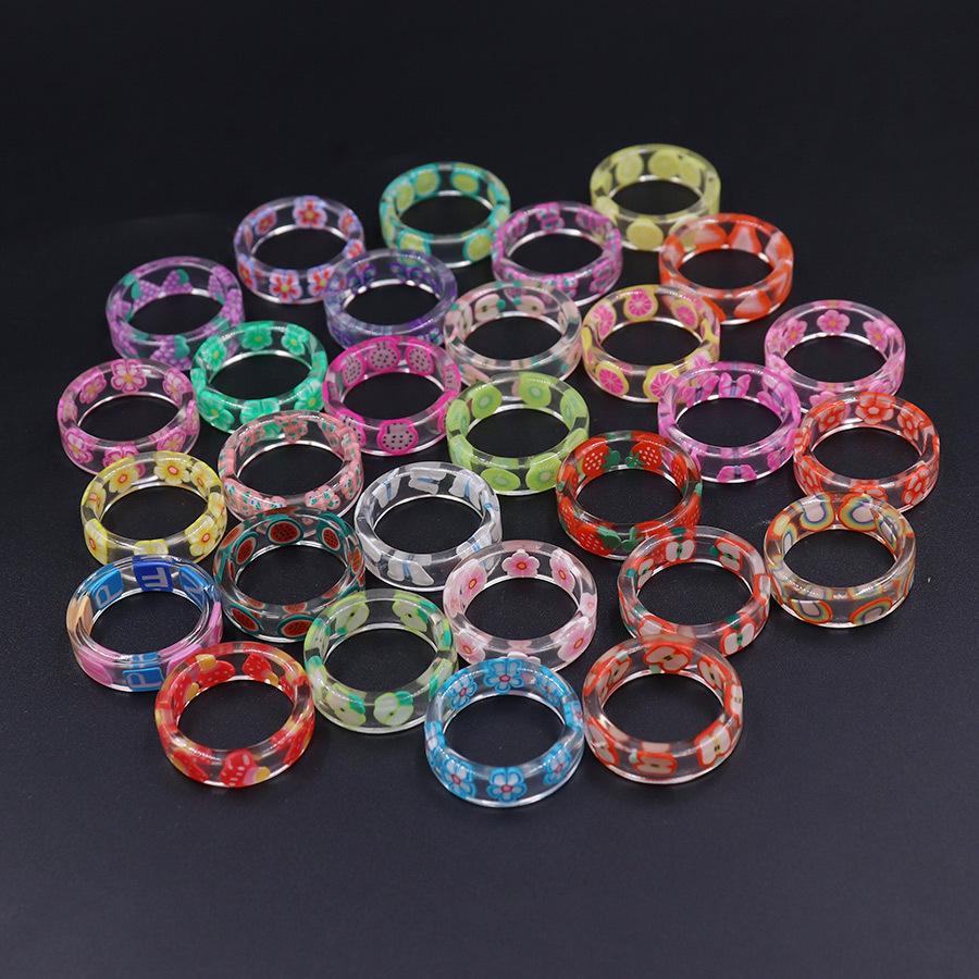 Barevný kreslený prsten z pryskyřice s ovocem a květinami - Roztomilá jahoda a okvětní lístky třešňového květu