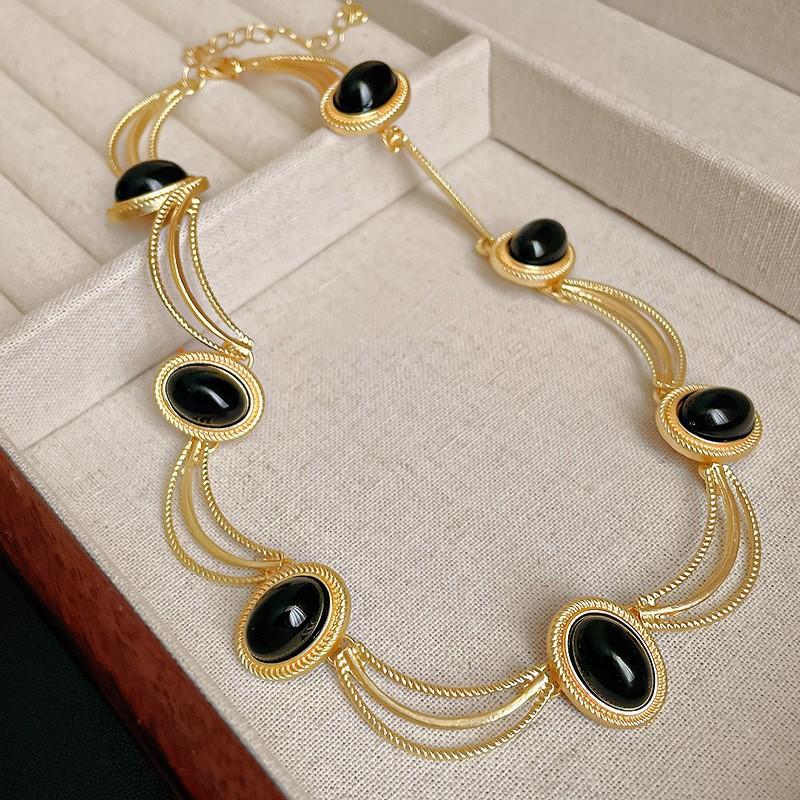Bracelet rond fleuri européen et américain serti de diamants, boucles d'oreilles, collier, collier et ensemble de bijoux rétro pour femmes.