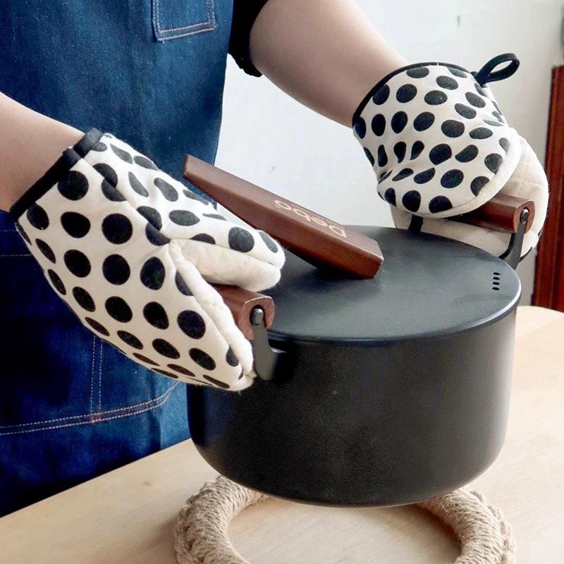 Thickened Cotton Polka Dot Oven Gloves - Anti-Scald & Heat Resistant