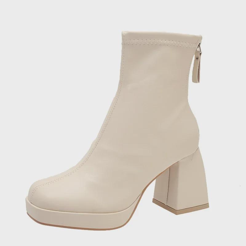 Dámské bílé kotníkové boty Chelsea na vysokém podpatku - Kolekce podzim/zima 2023 se silným podpatkem a čtvercovou špičkou.