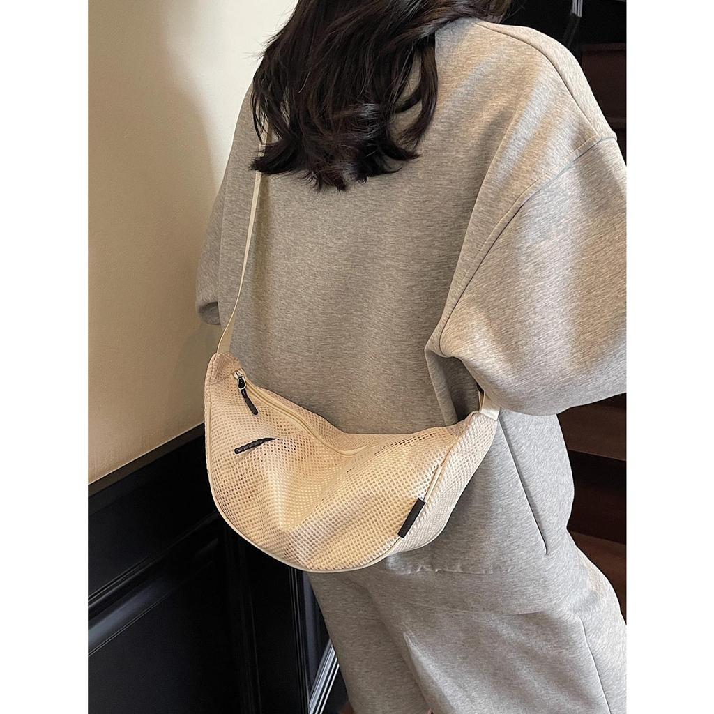 2026 new Japanese lightweight mesh dumpling bag, casual sports crossbody bag, women's niche fashi crescent shoulder bag