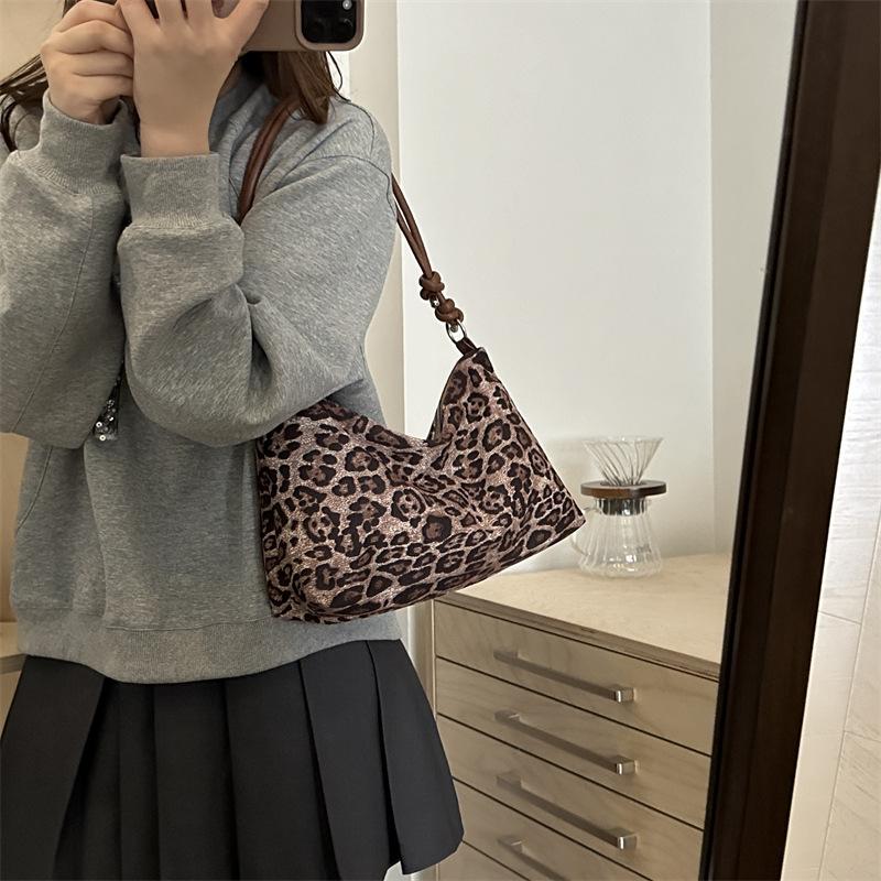 Popular Leopard Print Large Capacity Bag for Women In Autumn and Winter New Versatile Crossbody Bag Casual One-shoulder Bucket Bag