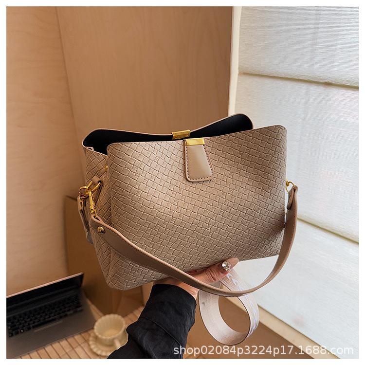 

2025 новая нишевая ретро плетеная трендовая сумка-ведро широкий плечевой ремень универсальная сумка-мессенджер на одно плечо портативная женская сумка верблюд