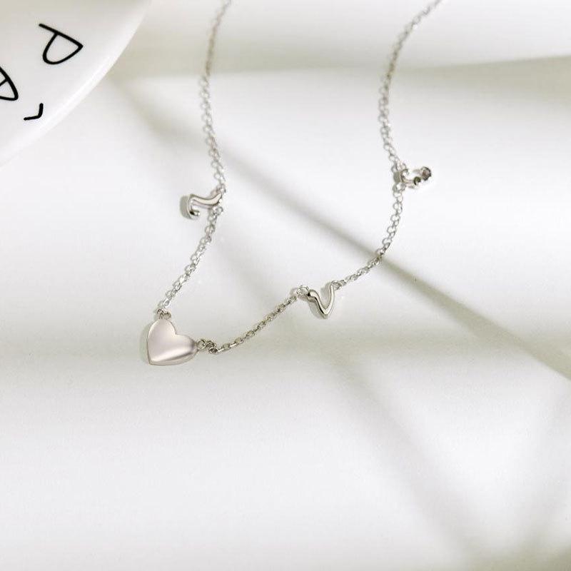 LOVE Love Halskette Glänzende herzförmige Schlüsselbeinkette Valentinstagsgeschenk für die Freundin