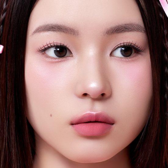 mude. Wählen Sie einen der acht Farbtöne der Moment Eyeshadow Palette.