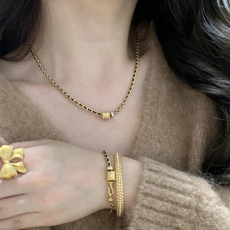 Neu in Vintage Schwarzes Seilketten-Halskette Anhänger Leichter Luxus Mode zylindrischer Anhänger Party Bankett Schmuck für Damen