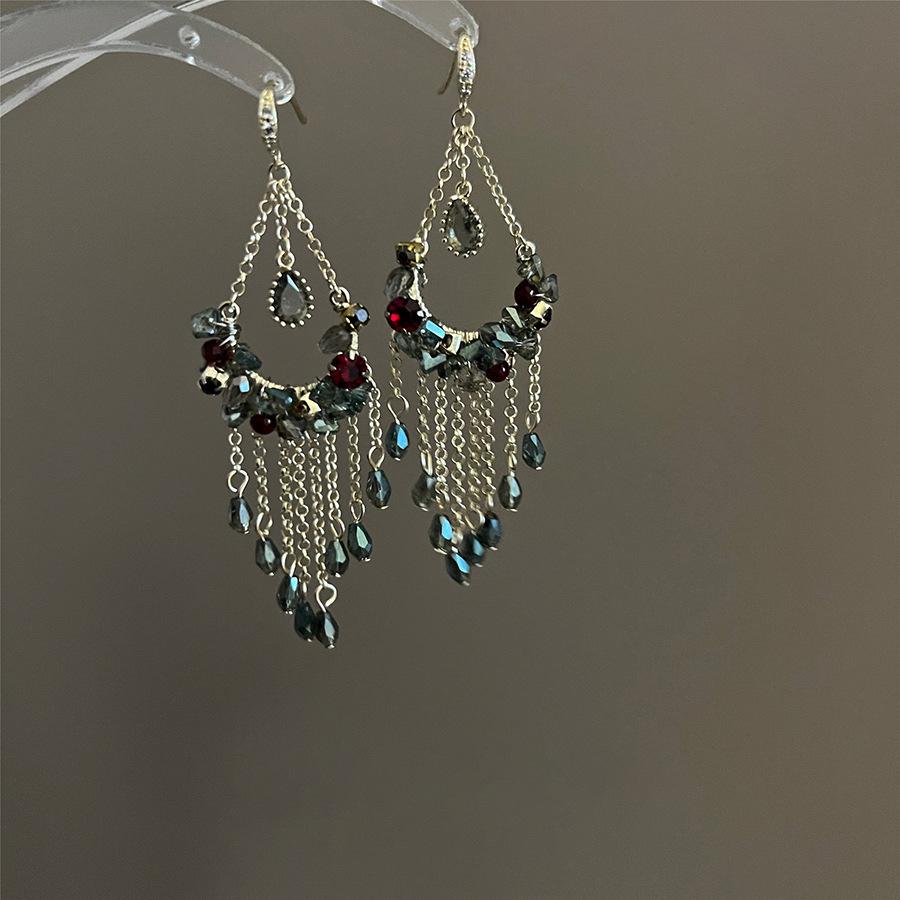 Exotic high-end fringed earrings, niche retro ethnic style earrings, French heavy industry bohemian earrings.