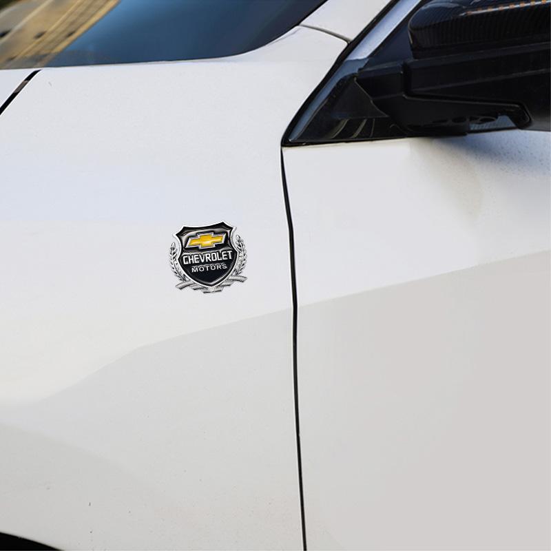 2 Stück Auto Logo Metallaufkleber Fenster Kofferraum Emblem Zubehör für Chevrolet Corvette Montana TrailBlazer Silverado Traverse Camaro