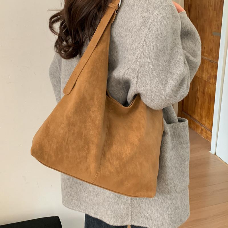 IELGY Ladies Tote Bag Niche Retro All-Match Commuter Large-Capacity Cross-Body Bucket Bag