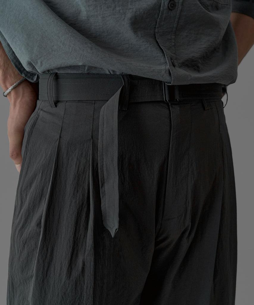Baulopeulodeogteu Aerie Belted Double-Pleat Pants [Charcoal]