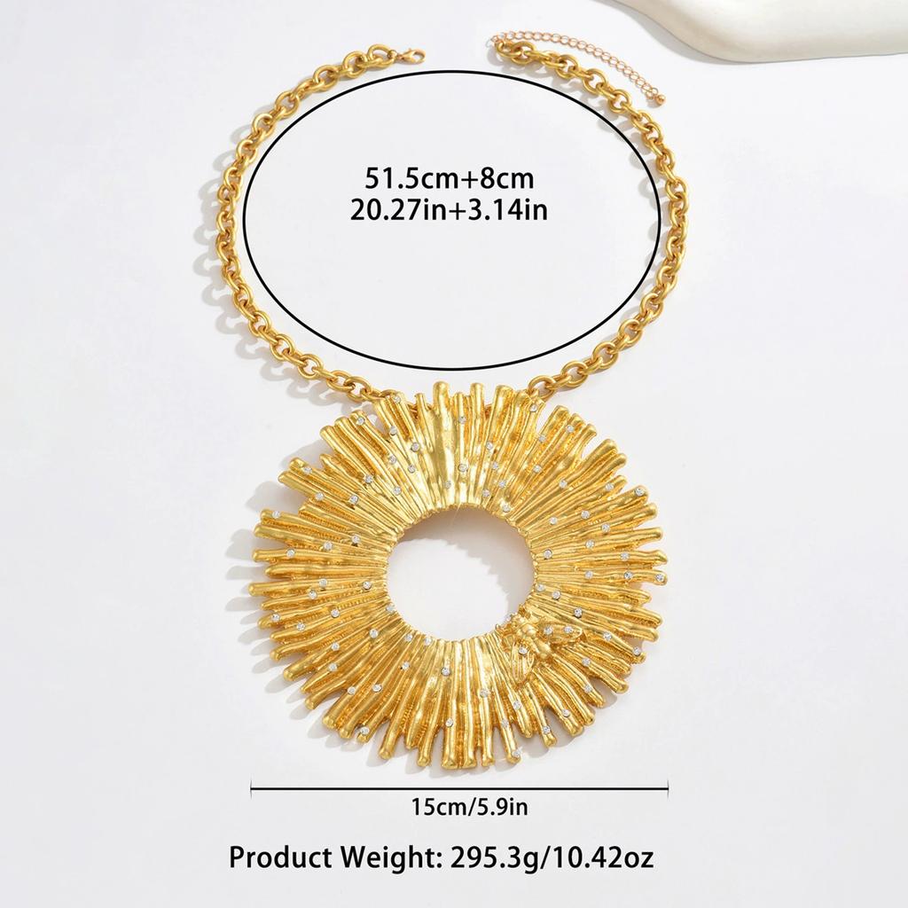 Retro Sunpatterned Rhinestone Necklace Gold Thick Chain Circular Pendant Exaggerated Individual Neck Chain Fashion Women Jewelry