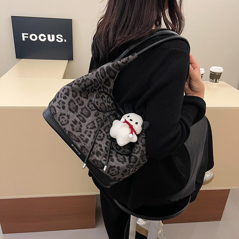 

Contrasting color casual tote bag women s 2025 new commuter leopard print large-capacity underarm bag oblique straddle women s bag 29*14*19 чорний
