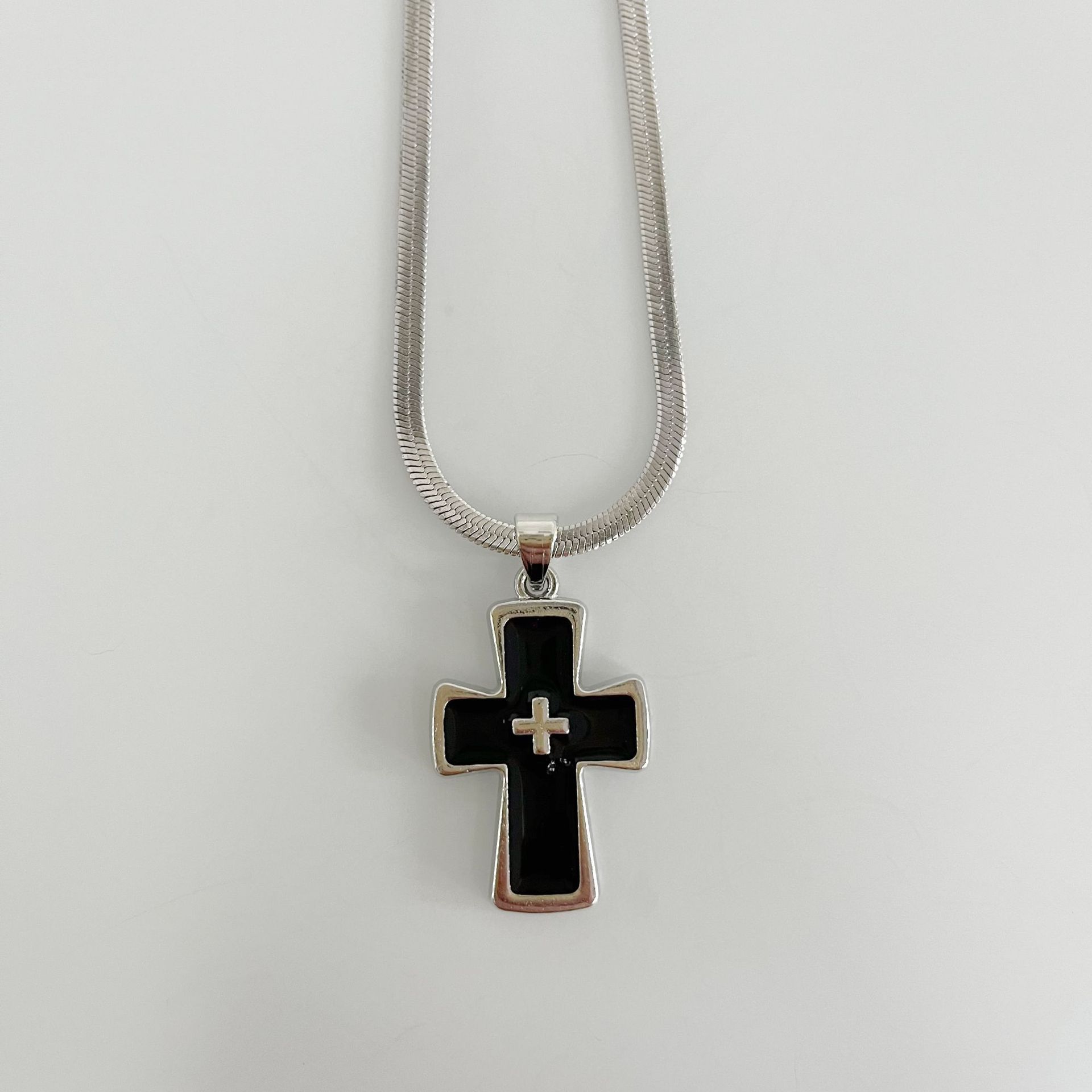 

Colorful Cross Pendant Necklace Women Men Couple s Snake Bone Chain Neckalce Jewelry Friends Gift чорний