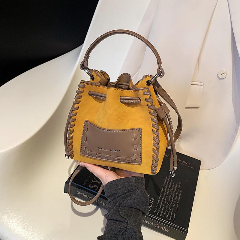 High-end Niche Bag Women's Autumn and Winter 2025 New Retro Fashion Messenger Bag Woven Portable Mini Bucket Bag