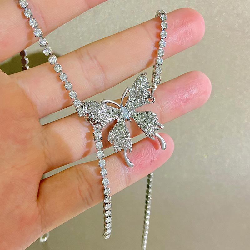 Elegancki Błyszczący Naszyjnik z Wisiorkiem Motylkiem Łańcuszek z Cyrkoniami dla Kobiet Błyszczący Łańcuszek Kryształowy Choker Naszyjnik Biżuteria Imprezowa
