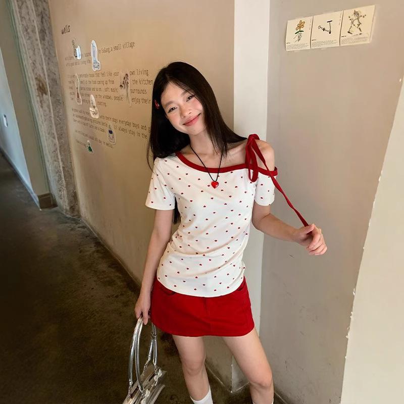 Women's Slim-Fit Spicy Girl One-Shoulder Letter Print Top, Short Sleeve, Fake Two-Piece, Perfect for Summer Commutes.