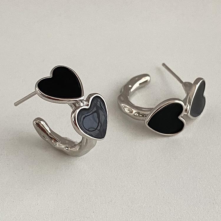 Elegant Black Heart C-shaped Stud Earrings - Niche Design for Women
