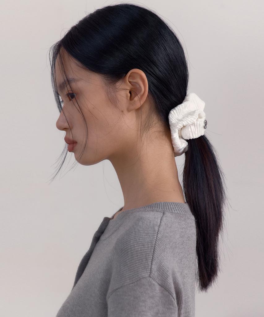 38Comeoncommon Wrinkle Velvet Scrunchie (White)