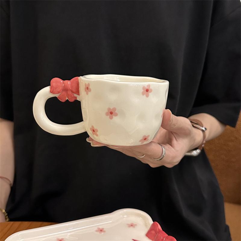 Vintage ručně malovaný reliéfní medvídek s mašlí, keramický kávový šálek a talířek