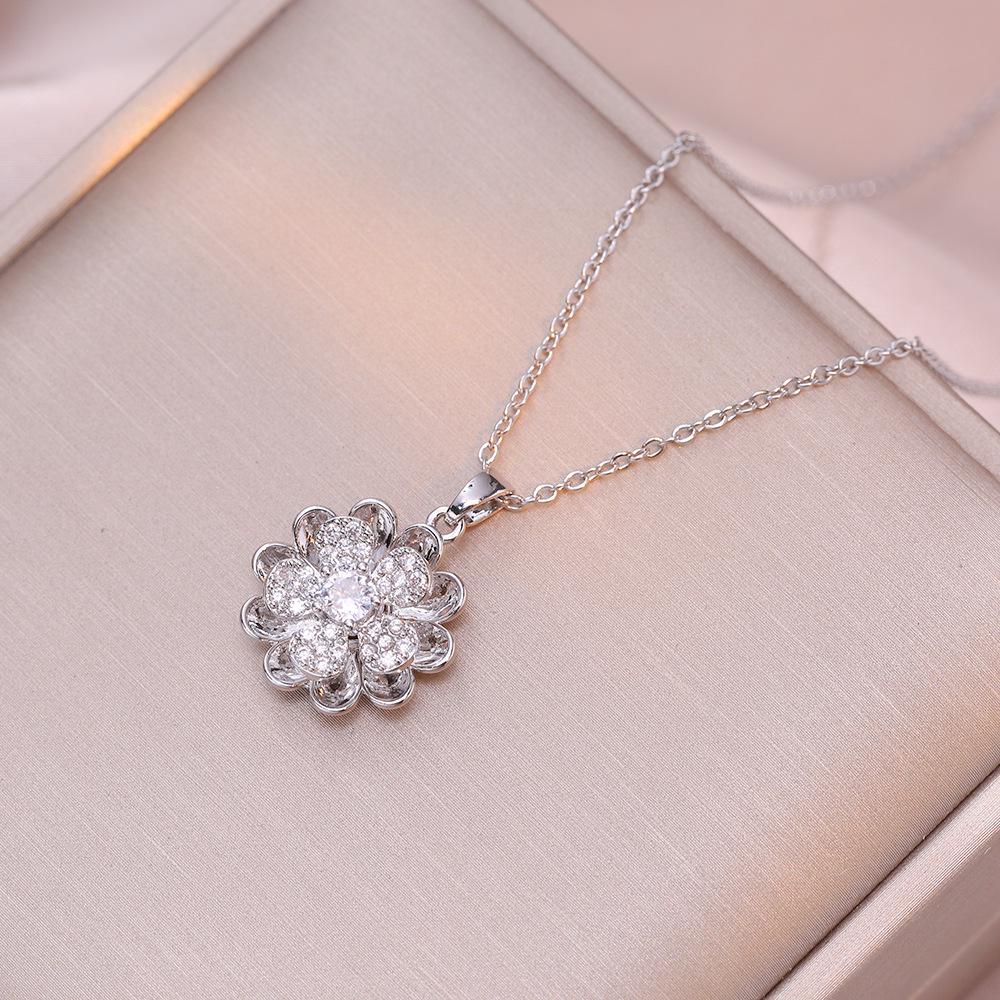 Women's Japanese & Korean Style Rotating Zircon Flower Necklace - Niche Design Titanium Steel Clavicle Chain