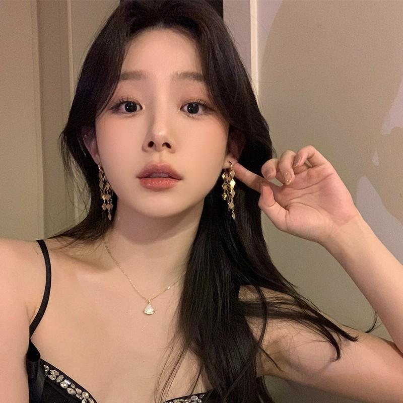 

Rhombus fringed earrings women s light luxury high-end temperament atmospheric earrings earrings show the face small earrings ear buckles
