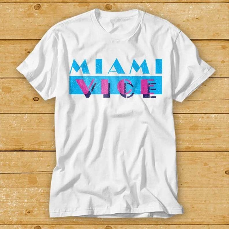 

Футболка Miami Vice плотностью 230 г/м², 100% хлопок, Archer Retro Vintage Neon 80S Gift Retrowave Synthwave Sonny Crockett Rico Tubbs Tee 2091 M белый