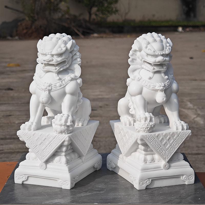 Coppia di Raffinati Leoni di Pietra: Decorazioni per Cortili Piccoli e Ornamenti per la Protezione della Casa