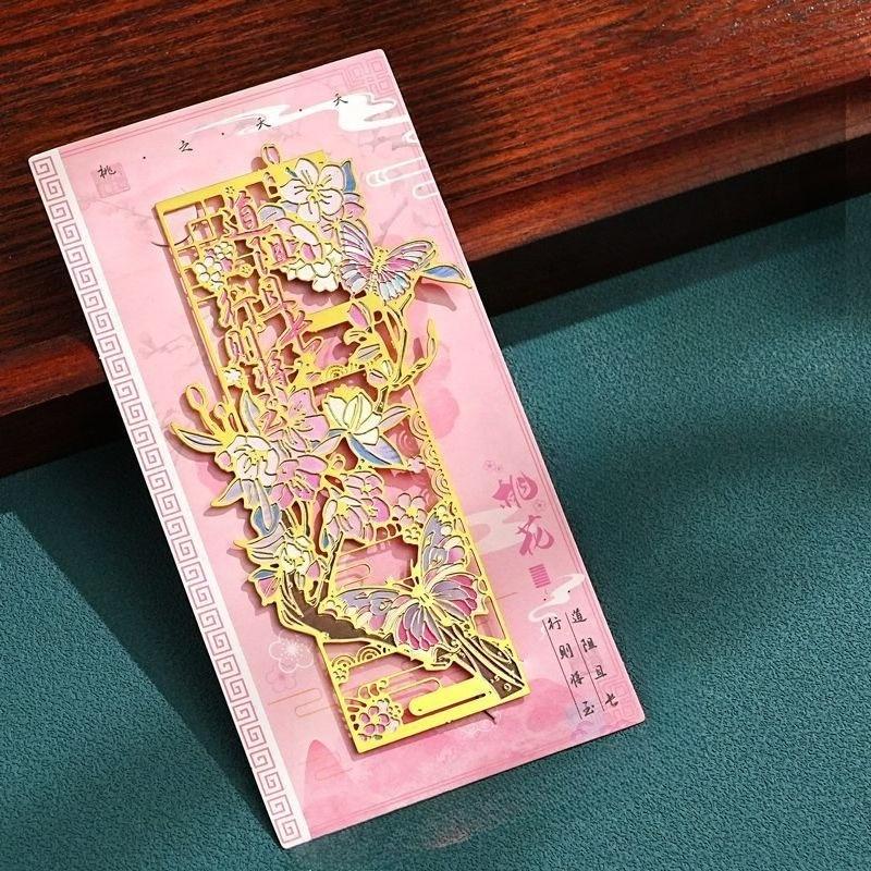 Elegant Hollow Metal Bookmark with Retro Floral Art, Perfect Reading Gift for Book Clubs, Writers & Bookworms