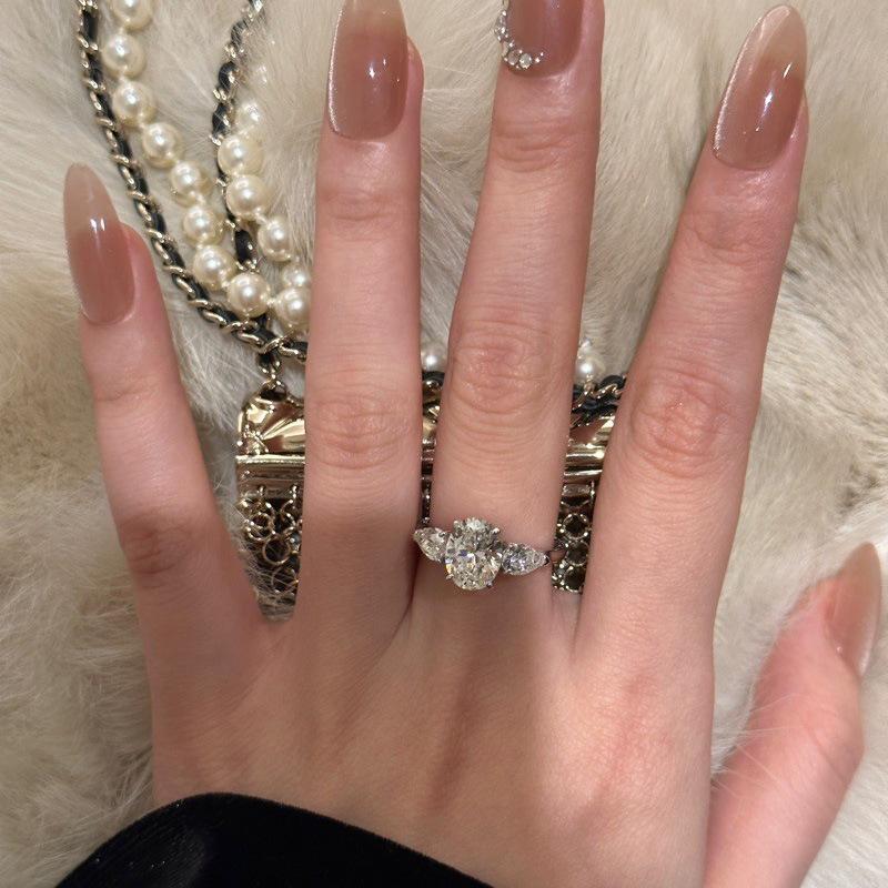 Oval Pigeon Egg, Three-Stone Ring, Women'S Light Luxury, High-End Luxury Wedding Ring, Marriage Proposal, Live Simulation Diamond Ring