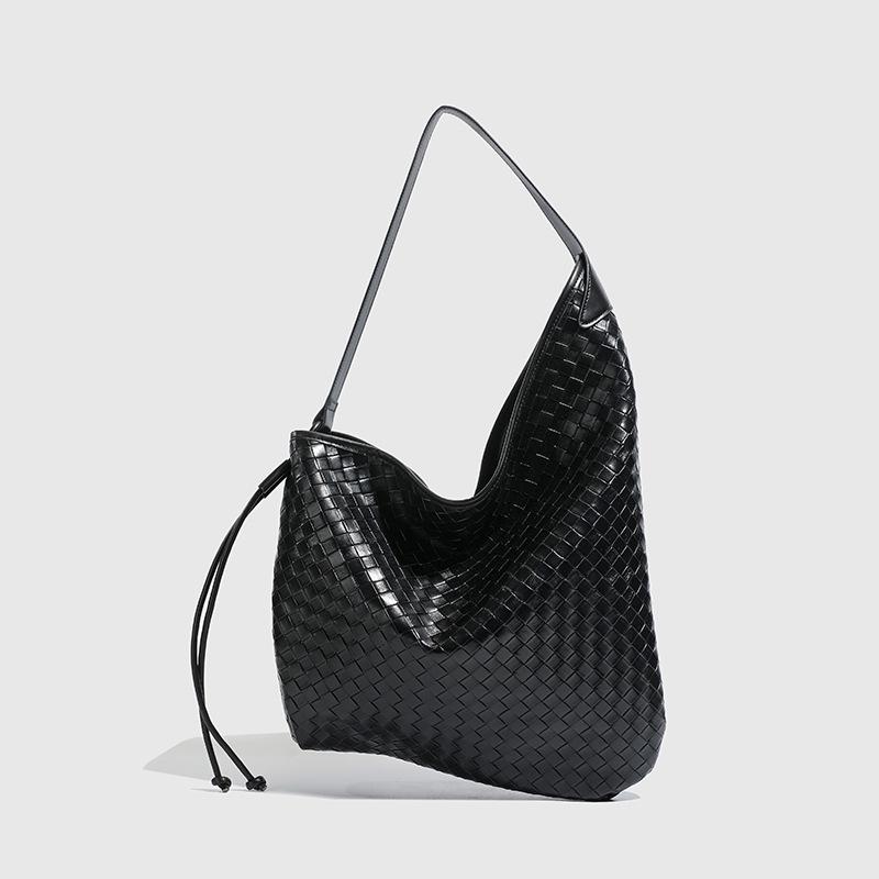 

New Shoulder Bag with Woven Pattern, Large Capacity Tote Bag, Niche Design, Daily Commuting Crossbody Bag чорний