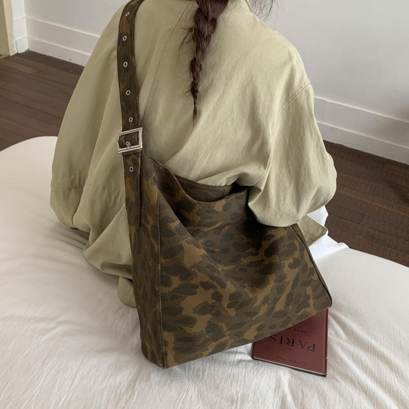 Large capacity tote bag women's autumn new leopard print shoulder messenger bag simple retro canvas commuter bag