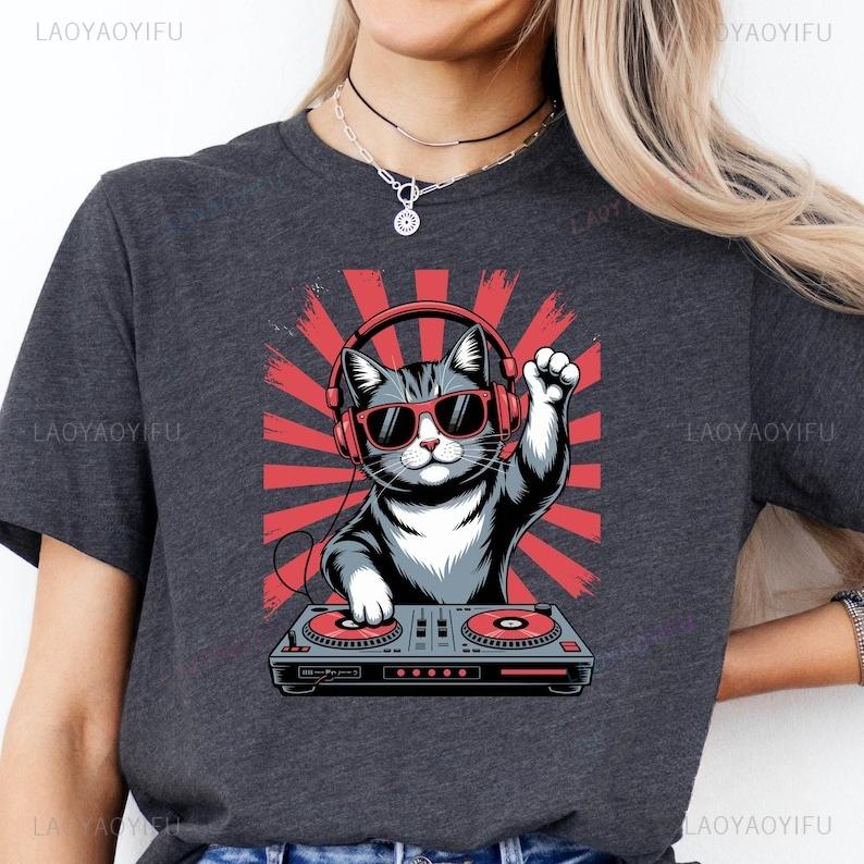 Grappig DJ Kat Print Grafisch Hipster Shirt met Koptelefoon Liefhebber Harajuku Cadeau Coole Kat Korte Mouwen Ronde Hals Camisa Losse Tops