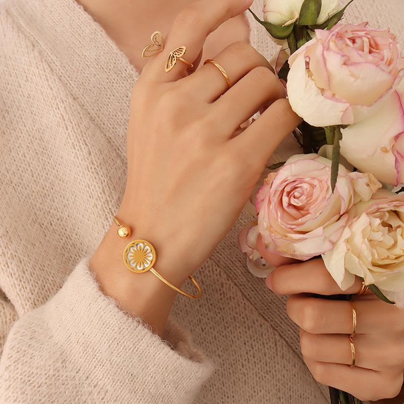 French Daisy Water Shell Soft Wire Bangle, 18K Gold Plated Titanium Steel, Geometric Bracelet Z200