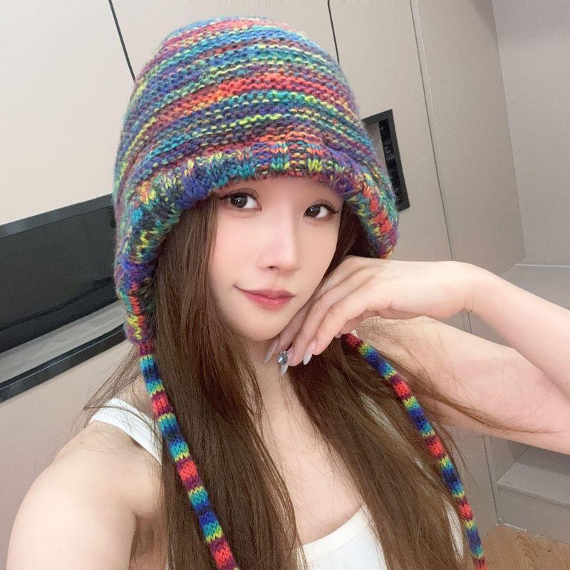 

Вязаная шапка из шерсти ручной работы с кисточкой, женская, теплая, для осени и зимы, с защитой ушей, визуально уменьшающая лицо, очень толстая, для большого обхвата головы [National style] Rainbow All yards