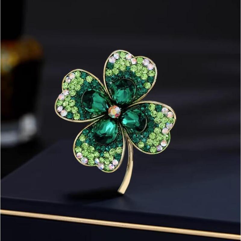 Stylish retro crystal four-leaf clover corsage temperament fashionable and versatile exquisite chic light luxury brooch St. Patrick's