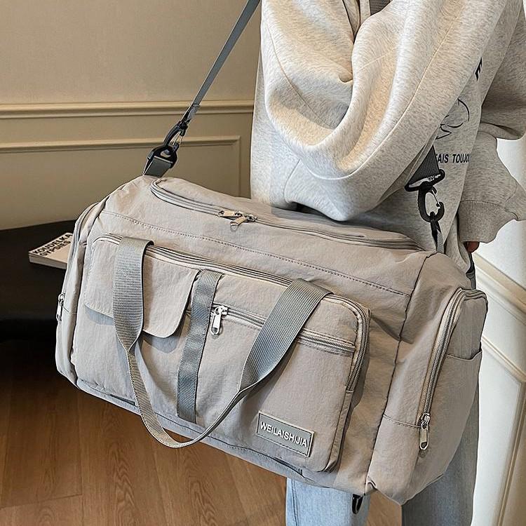 Large Capacity Waterproof Lightweight Travel Bag for Men and Women - Fashionable Handheld Storage for Short Trips and Sports.