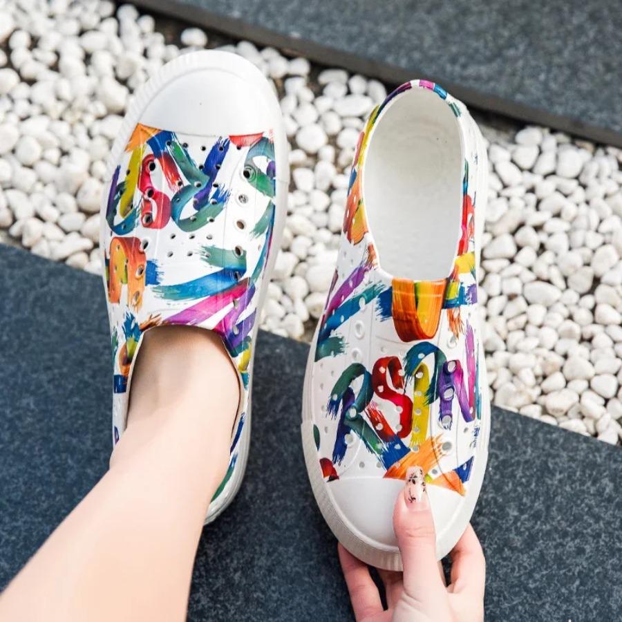 2025 Women's Thick Sole Hole Shoes Leopard Pattern Colored Printing Outdoor Fashion Beach Lightweight Anti Slip Muller Shoes