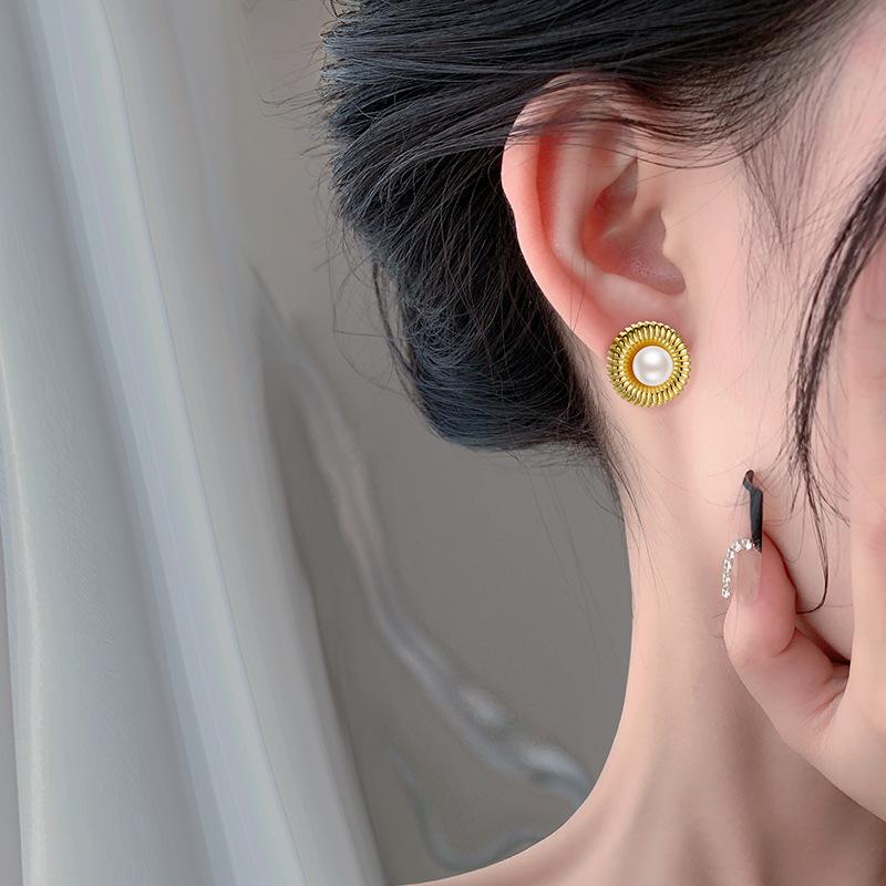 French Retro Palace Style Prank Pearl Earrings Round Thread Earrings Light Luxury Exquisite Style