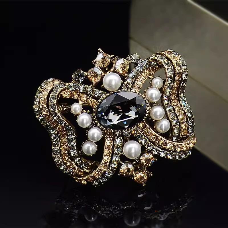 Retro Luxury Crystal High-end Brooch, Women's Niche High-end Sense Pearl Brooch, New Korean Personalized Brooch