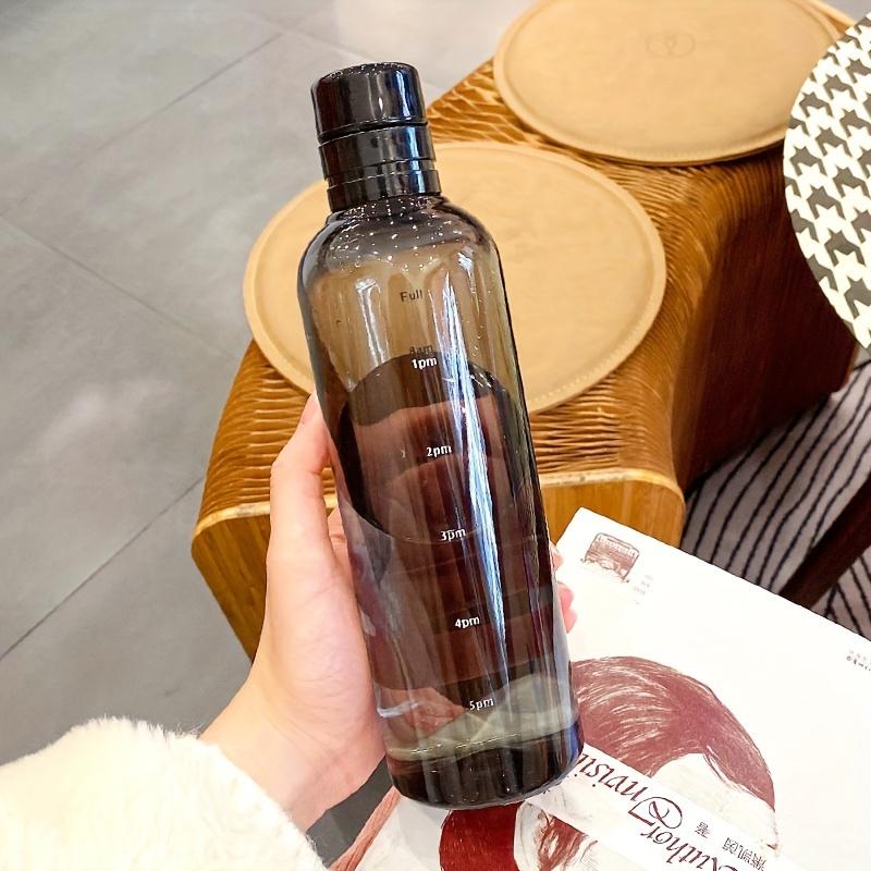 Jednoduchá průhledná láhev na vodu s odměrkou na fitness, vhodná pro outdoorové aktivity, cestování a fitness