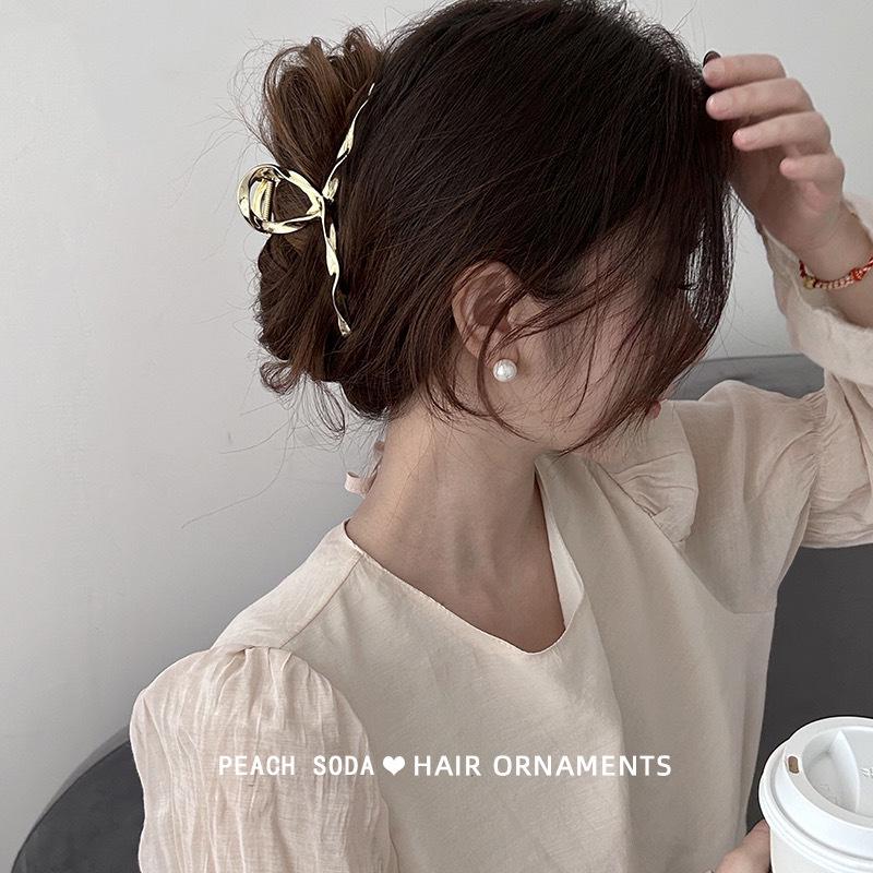 

2023 Trendy Large Metal Claw Clip for Women - High-End Shark Style Hair Accessory