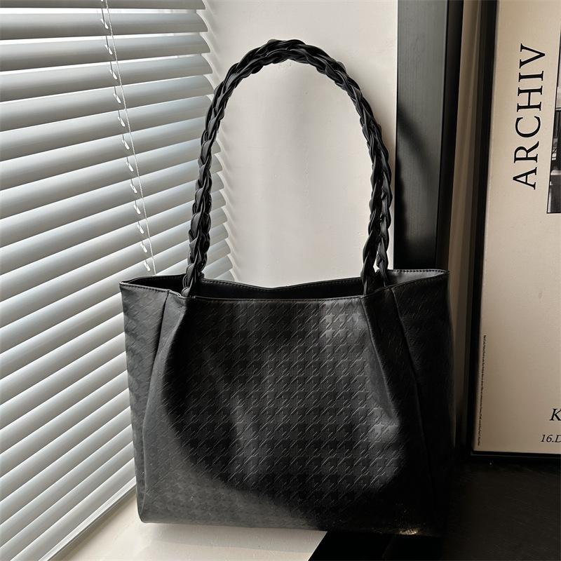 

Однотонная повседневная модная сумка-тоут большой вместимости, женская новая индивидуальная универсальная сумка через плечо в зарубежном стиле для通勤 чёрный