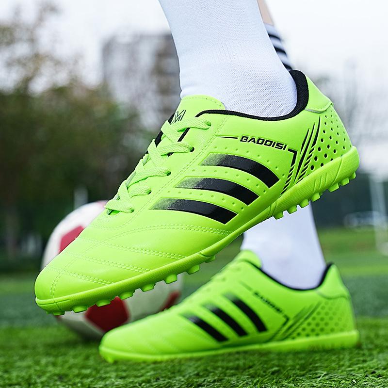 

Professional training football shoes, anti-skid design of broken nails, light and flexible, suitable for daily training to improve sports performance 44