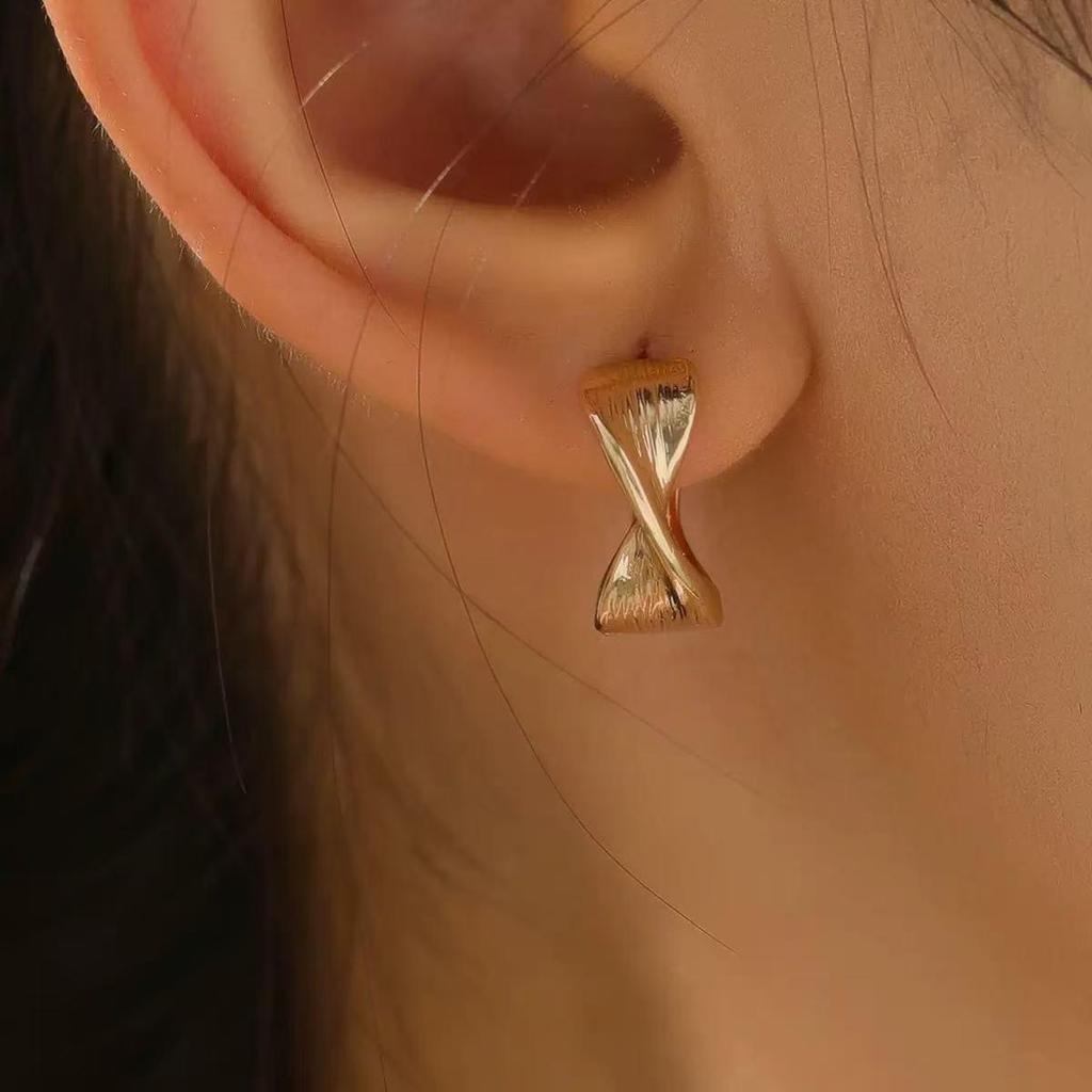 Twisted Geometric Earrings: Light Luxury, Versatile Fashion Statement, Vintage-Inspired New Year Jewelry