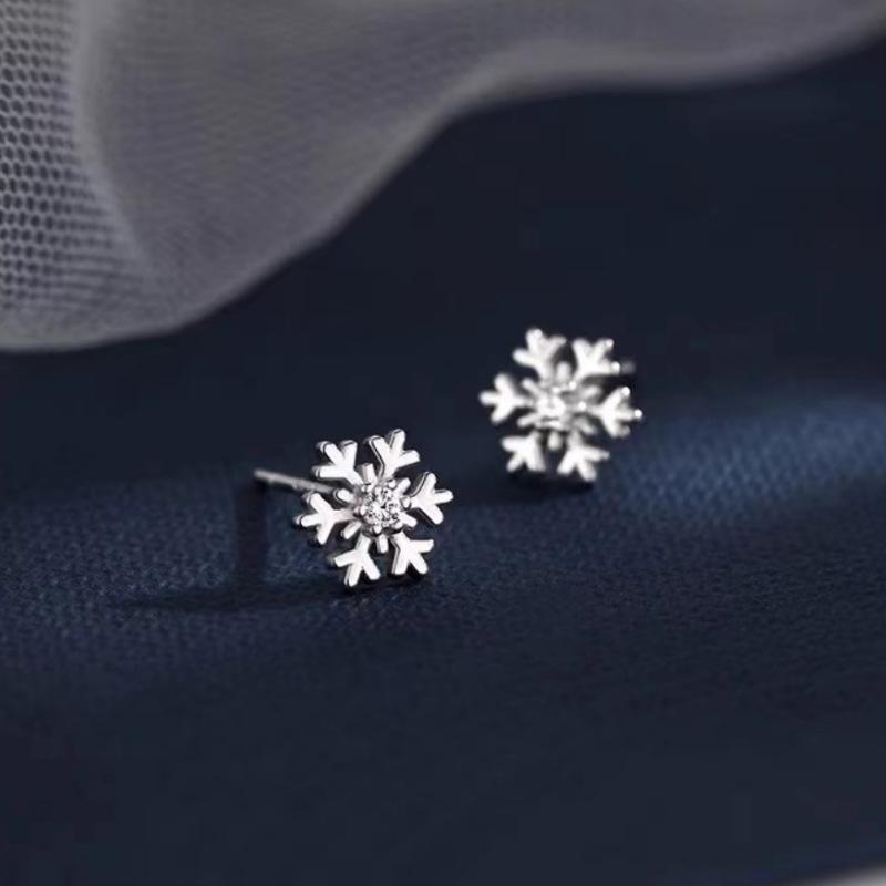 Elegant Snowflake Crystal Stud Earrings for Women - Luxurious, Chic, and Versatile Jewelry for Daily Wear