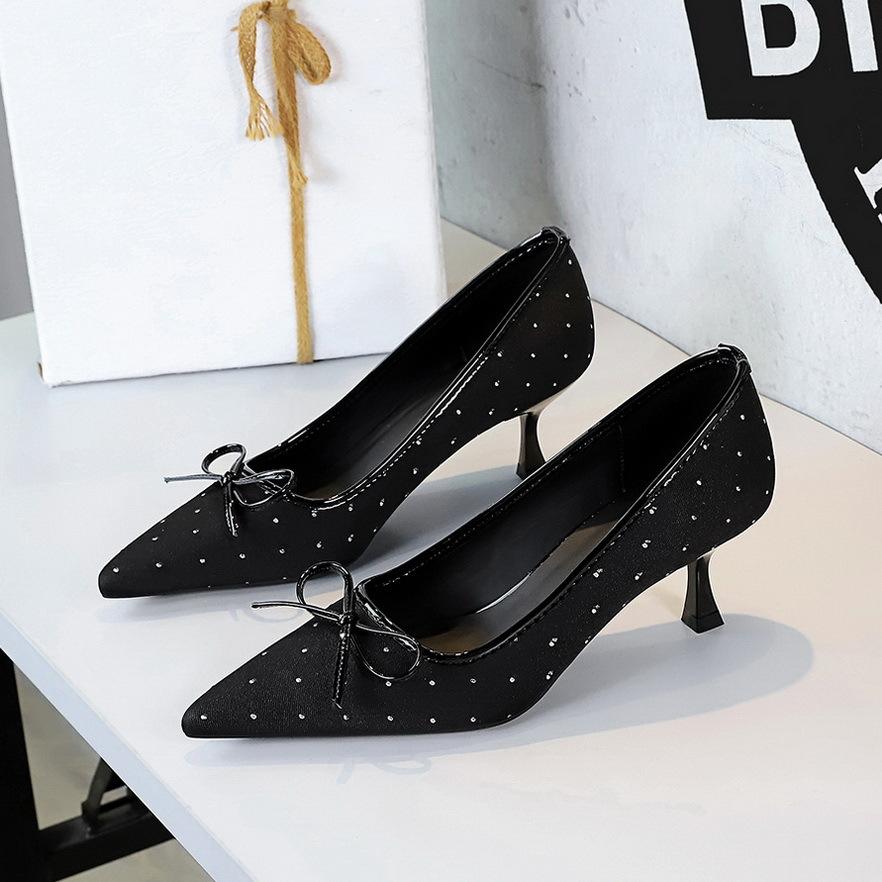 

Стиль Мода Банкет Туфли на высоком каблуке Легкий рот Бант Острый нос Узкий Сексуальный Средний каблук Одинарные туфли Женская обувь 34 чёрный