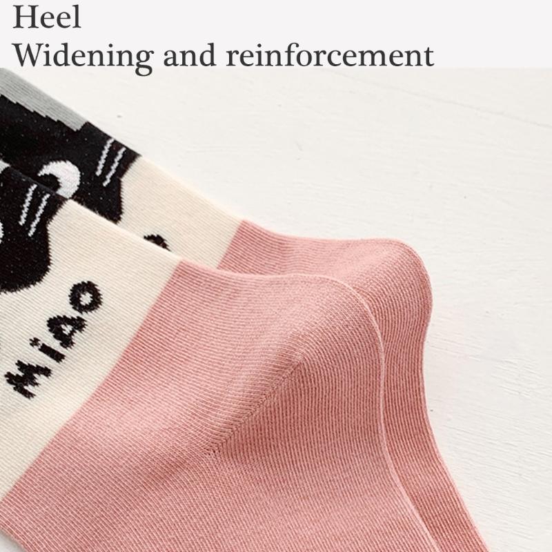 Fashionable Middle Calf Socks with Cartoon Cats Print in Soft Cotton Color Block Student Crew Socks Hosiery for Women