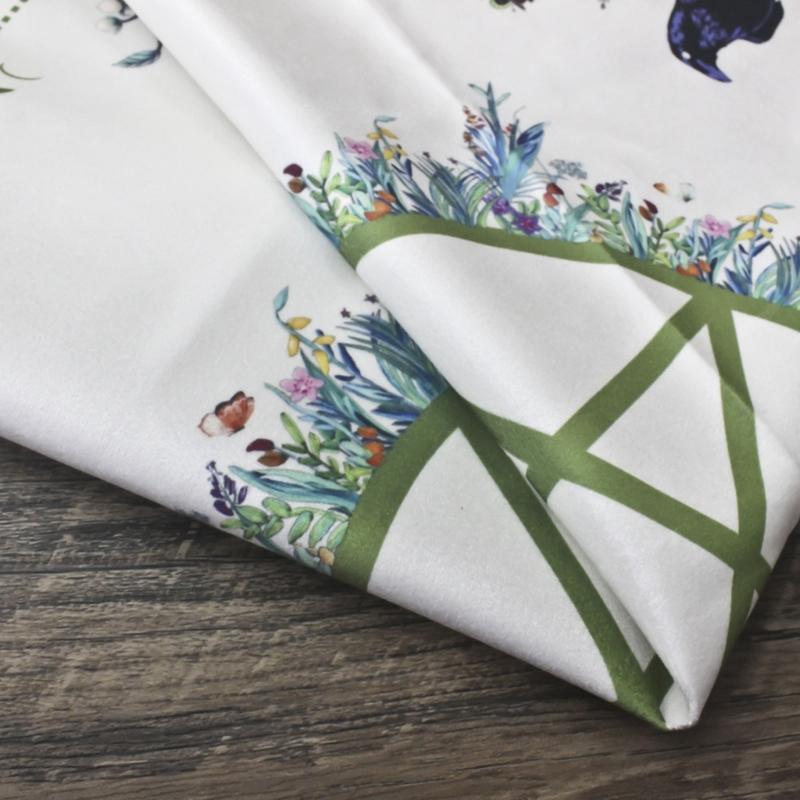 Luxurious Velvet Tarot Cards Table Cover with Pentagram Design
